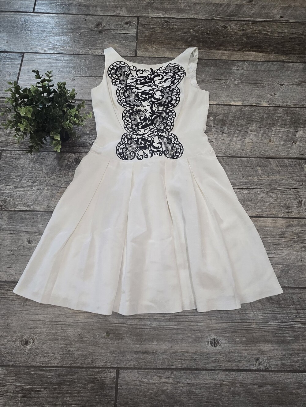 White House Black Market White Embroidered Fit & Flare Drop-Waist Skater Dress 6